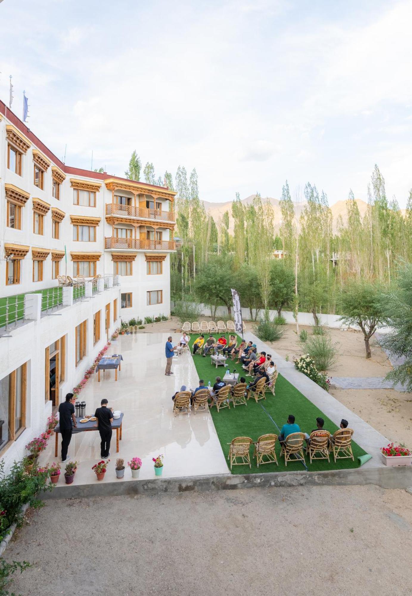 Hotel Deskitsal Leh Bagian luar foto