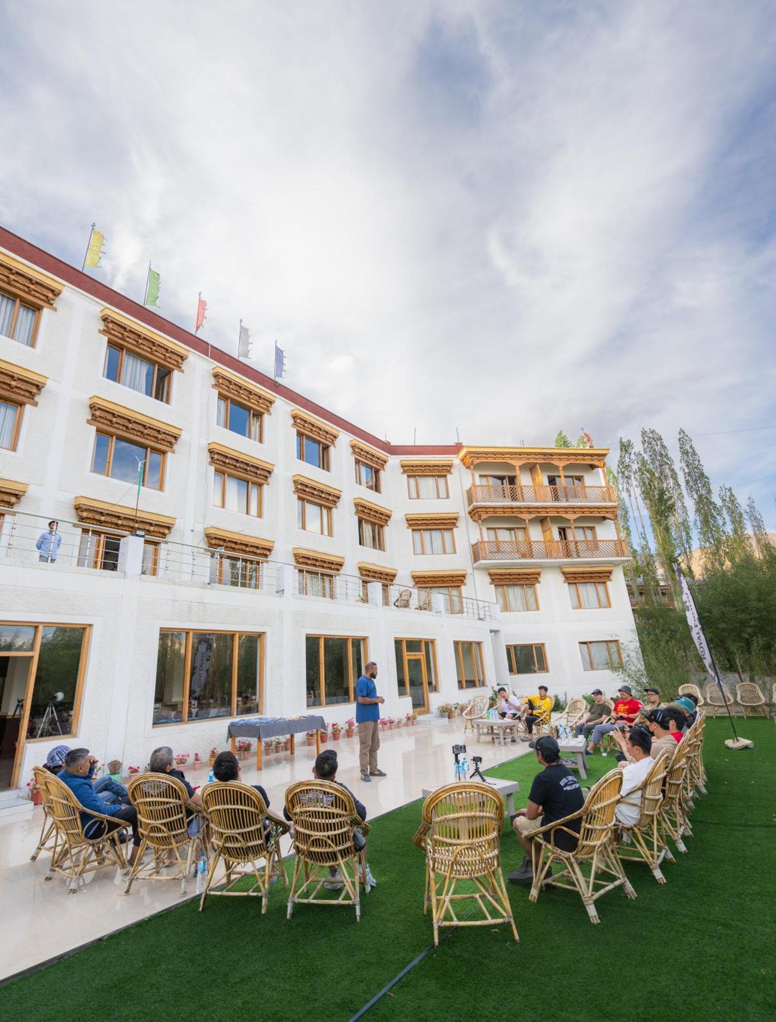 Hotel Deskitsal Leh Bagian luar foto