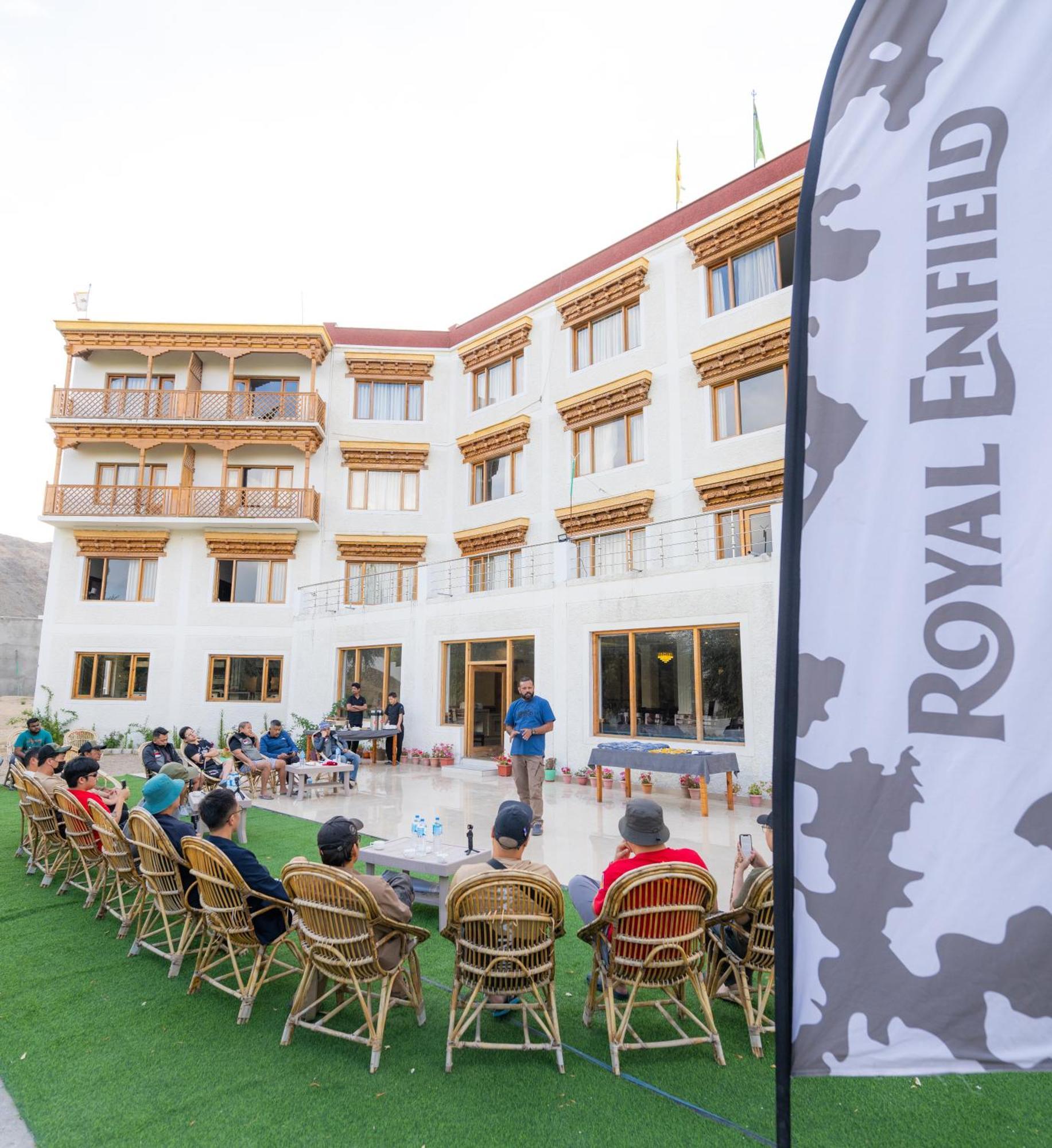 Hotel Deskitsal Leh Bagian luar foto